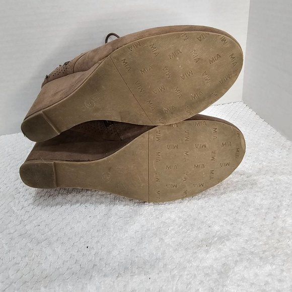 Mia Embellished Wedge Ankle Boots Size 6 one stud missing on outer right boot - Picture 3 of 7